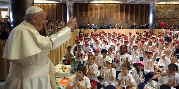 Papa Franjo malim školarcima: Pamtite svoje učitelje