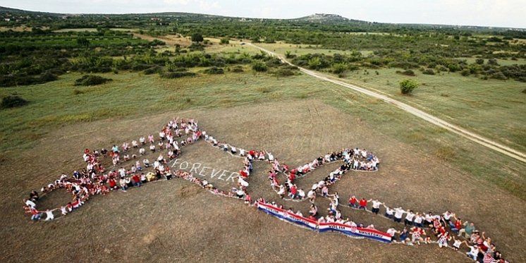 PODRŠKA SUBAŠIĆU IZ RODNOG KRAJA 300 navijača poziralo na milenijskoj fotografiji &#039;Danijel Subašić Forever&#039;