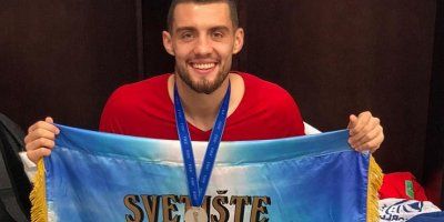 Mateo Kovačić na doček ponio - zastavu sesvetskog svetišta sv. Antuna Padovanskog