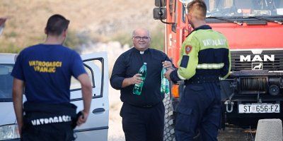 HVALEVRIJEDAN ČIN I SKROMNOST Svećenik umornim vatrogascima donio hranu i piće