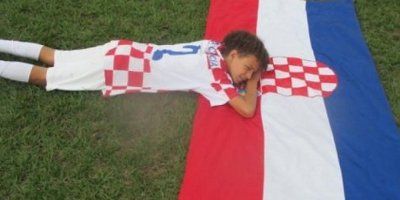 Dječak iz Brazila licem leži na hrvatskoj trobojnici s ostvarenim snom
