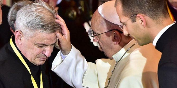 Preminuo svećenik koji je o zlostavljanjima svjedočio pred Papom