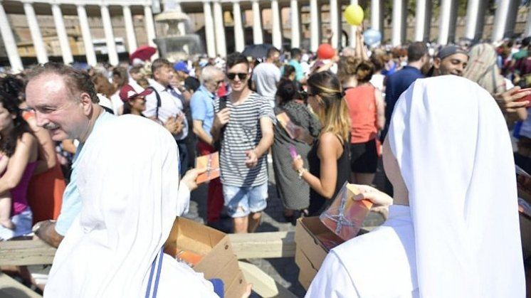 Dar pape Franje - tisuće križeva koje su vjernicima na Trgu sv. Petra dijelili siromasi i izbjeglice
