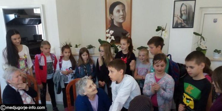 Povodom Dana starijih osoba učenici 4.a i 4.b razreda Oš Bijakovići posjetili su “Dom za stare i iznemogle osobe Ivan Pavao II.” na Vionici.