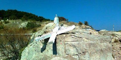 Križ na Lezbosu srušen jer NGO tvrdi da je ‘uvredljiv za migrante’