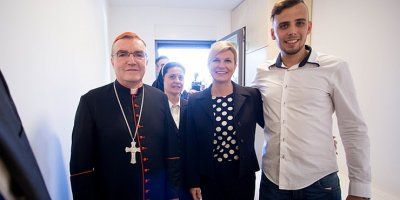 Kardinal Bozanić blagoslovio Caritasovu Kuću za mlade bez odgovarajuće roditeljske skrbi „Da život imaju“