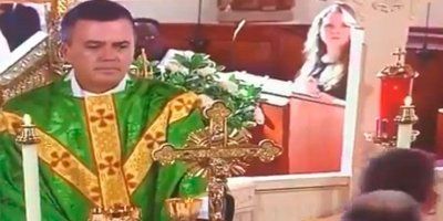 [VIDEO] Muškarac prekinuo misu u živo i bogohulio pred oltarom