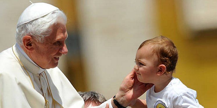 Poruka pape Benedikta XVI hrvatskim obiteljima &quot;Dragi hrvatski kršćani, osjećajte se pozvanima naviještati evanđelje cijelim svojim bićem&quot;