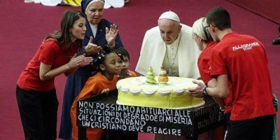 Papa Franjo proslavio 82. rođendan, čestitke stigle iz čitavoga svijeta