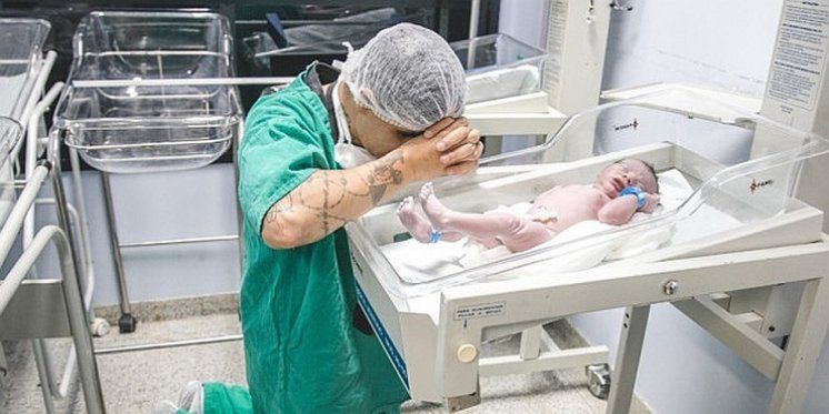 (FOTO) Internet se topi nad likom mladog oca koji kleči u molitvi nad novorođenim sinom Ivanom