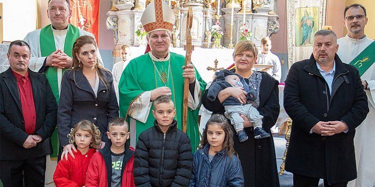 Biskup krstio sedmo dijete obitelji Živković-Muhar