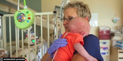 Medicinska sestra je spasila tisuće bolesnih i prerano rođenih beba. Sada ih je ponovo srela, a njena reakcija će vas ganut do suza
