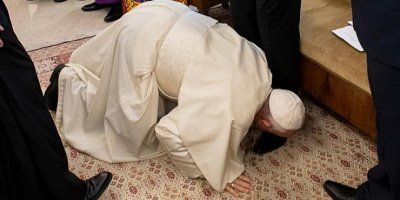 Papa poljubio stopala vođama J. Sudana