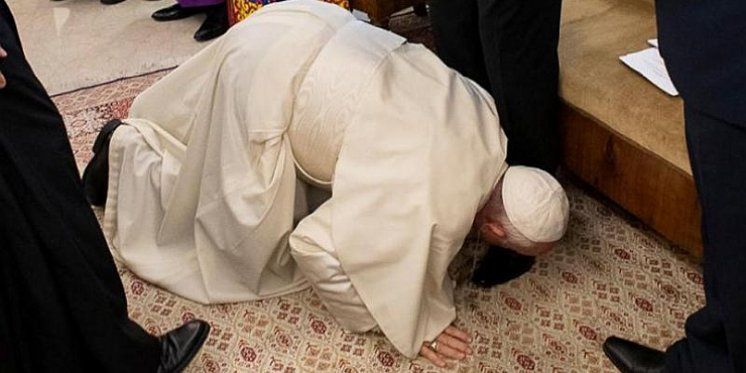 Vatikan objasnio zašto je Papa klečao i ljubio stopala čelnicima Južnog Sudana