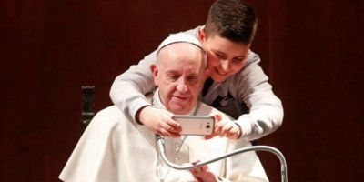 Papa: Mobitel ne smije postati droga