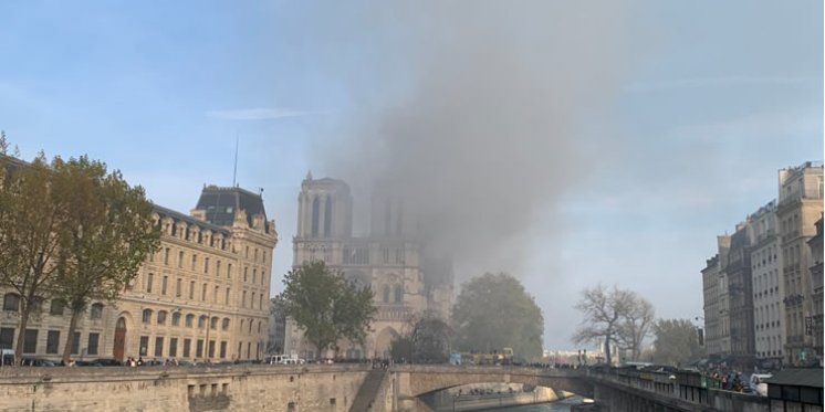 Vatrgasci spasili strukturu Notre-Damea, požar još nije ugašen