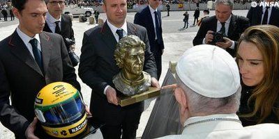 Papa dobio kacigu Ayrtona Senne