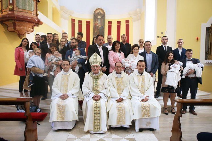 Biskup Križić na Bijelu nedjelju u Gospiću krstio osmero djece