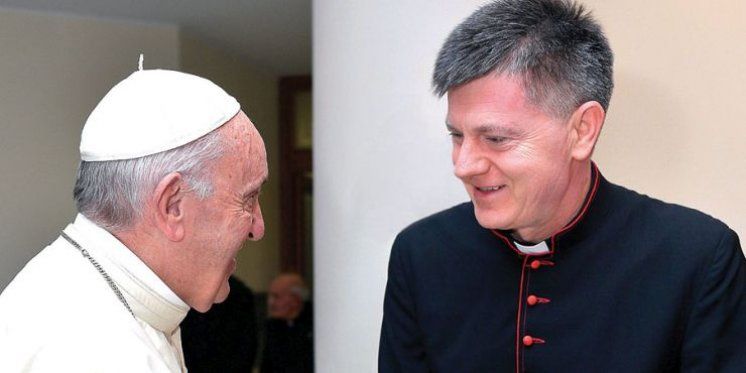 Papa osobno telefonirao mons. Antu Jozića i poručio mu da moli za njega