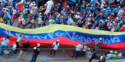 MOLITE ZA VENEZUELU! Za vrijeme mise motciklima ušli u crkvu i ubacili suzavce