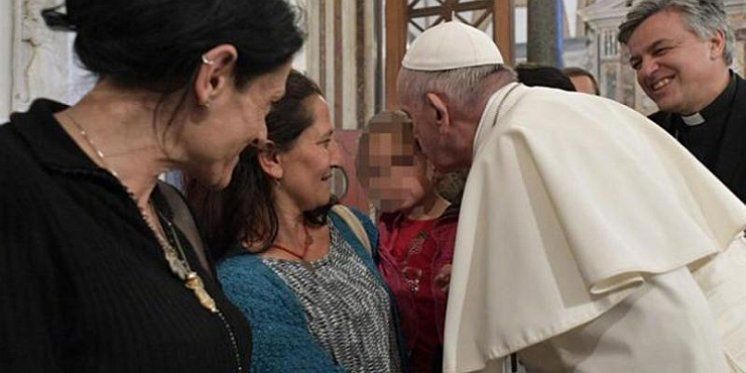 Papa zagrlio napadnutu obitelj Omerović