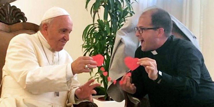 POGLEDAJTE  Papu Franju zabavlja svećenik-mađioničar nadahnut svetim don Ivanom Boscom