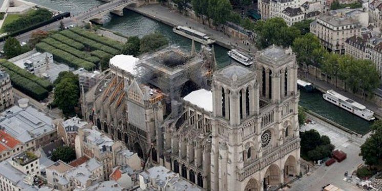 Mogao bi se urušiti strop Notre-Damea