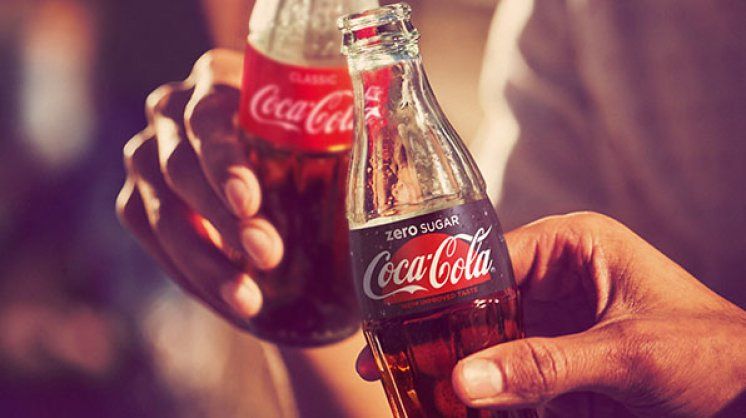 Mađari natjerali Coca Colu da ukloni plakate jer se na njima grle dvojica muškarca