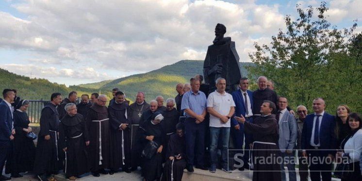 Snažna poruka iz srca Bosne: Otkriven spomenik fra Anđelu Zvizdoviću s čuvenom Ahdnamom