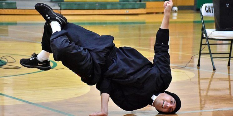 GENIJALNO! Trojica svećenika breakdanceom osvajaju srca učenika