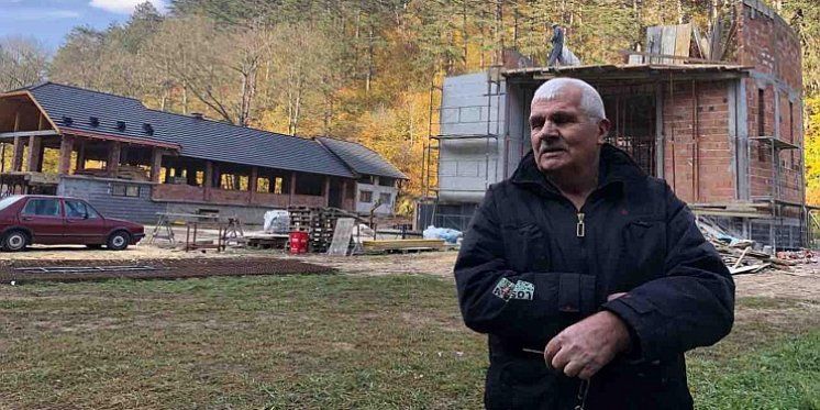 Obnavlja katoličku crkvu u svome dvorištu, a u Tomislavgradu i Bugojnu pomaže u izgradnji pravoslavnih