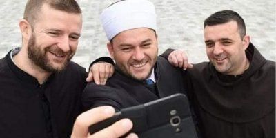 FRATAR, IMAM I PRAVOSLAVNI POP NAPRAVILI ‘SELFIE’! Pročitajte što su nam usput poručili