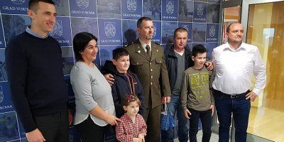 Bojnik HV-a nagradu od 5000 kuna donirao vukovarskoj obitelji Varga