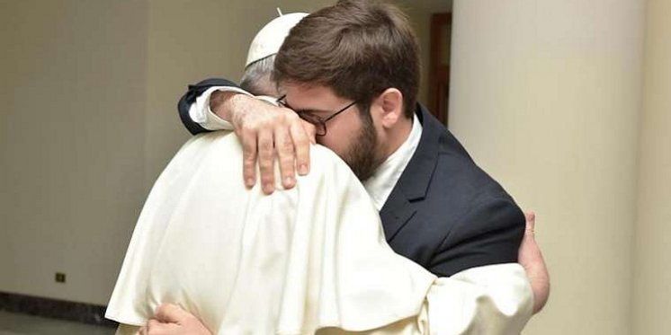 BOŽIĆN0 IZNENAĐENJE &quot;Ovo je Franjo:&quot; Papa pozivom iznenadio vatikanskog fotografa