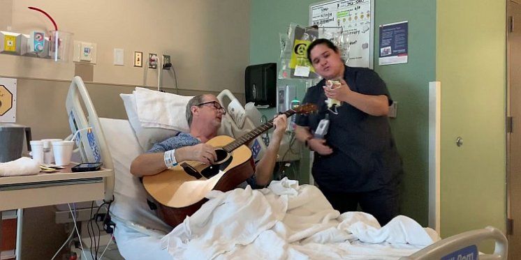 (VIDEO) Pacijent i medicinska sestra oduševili božićnom pjesmom 