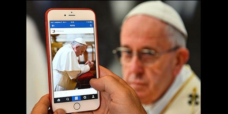 Papa Franjo poručio: &#039;Ostavite mobitele za vrijeme obroka i razgovarajte&#039;