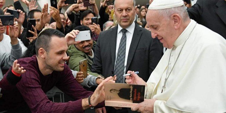 Hodočasniku iz Hrvatske papa Franjo potpisao knjigu KS-a „Jorge Mario Bergoglio. Intelektualna biografija“