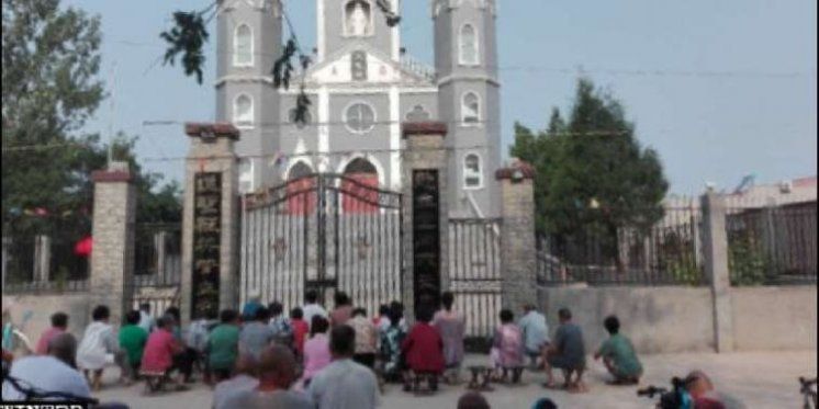 POTRESNI PRIZORI Kineski katolici mole se ispred zatvorenih crkvi
