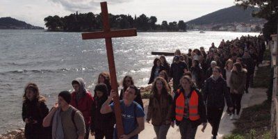Zadarska nadbiskupija odbija odgoditi Križni put na Pašmanu unatoč preporuci Stožera civilne zaštite
