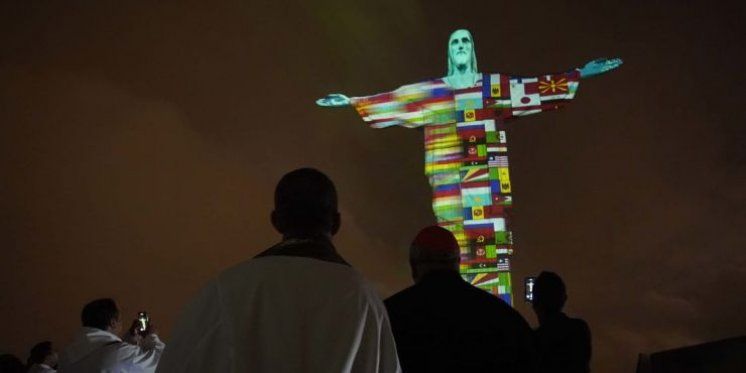 Brazilski kip Krista Otkupitelja osvijetljen zastavama zemalja pogođenih koronavirusom