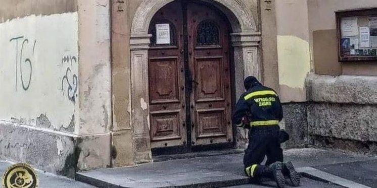 (FOTO) Umorni vatrogasac utjehu pronašao u molitvi ispred vrata crkve 
