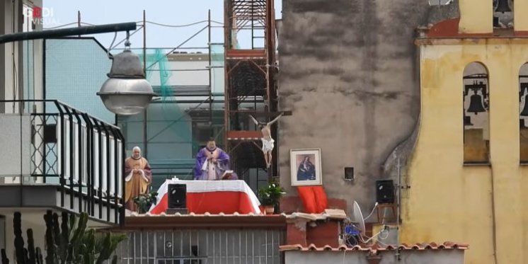 Potez svećenika koji na krovu crkve slavi Svetu Misu oduševio svijet