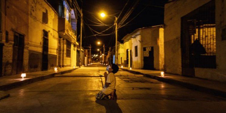 Šestogodišnji dječak moli na koljenima na ulici za prestanak pandemije koronavirusa