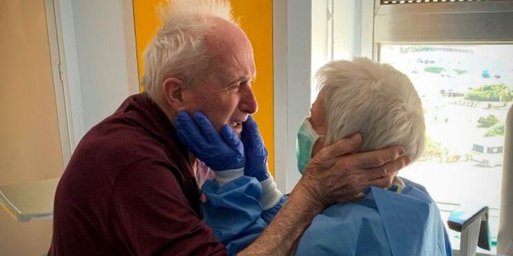 (FOTO) Par koji je u braku 52 godine napokon zagrljen nakon što ih koronavirus razdvojio na mjesec dana