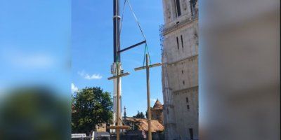 [VIDEO] Blagoslovljeni križevi koji će biti podignuti na zvonike katedrale