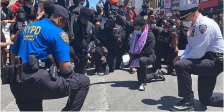 Policajci mole i kleče pored prosvjednika u američkim gradovima