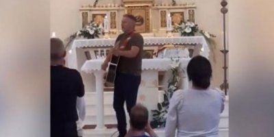 (VIDEO) Thompson zapjevao &#039;Lijepa li si&#039; u stonskoj crkvi sv. Vlaha