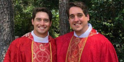 „Bog nas je odlučio pozvati“: Priča o dva brata zaređena za svećenike istog dana