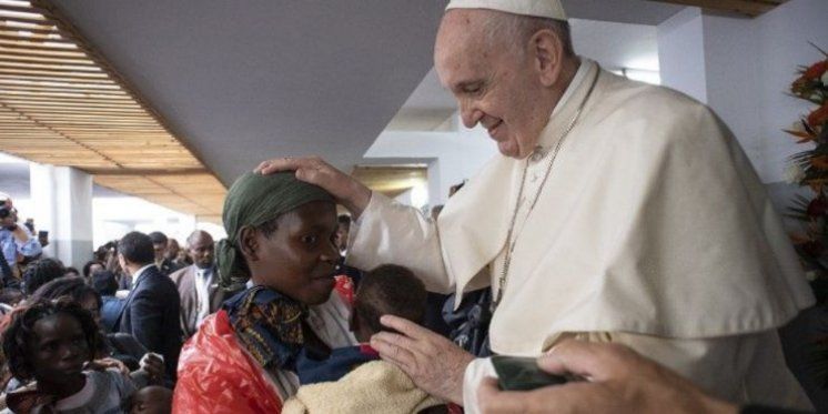 Papa Franjo: Žena je čuvarica života