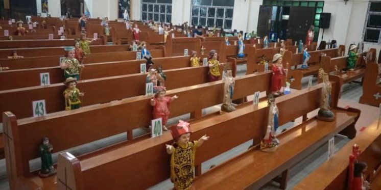 FILIPINI Župnik uz pomoć svetaca održava fizički razmak vjernika u crkvi